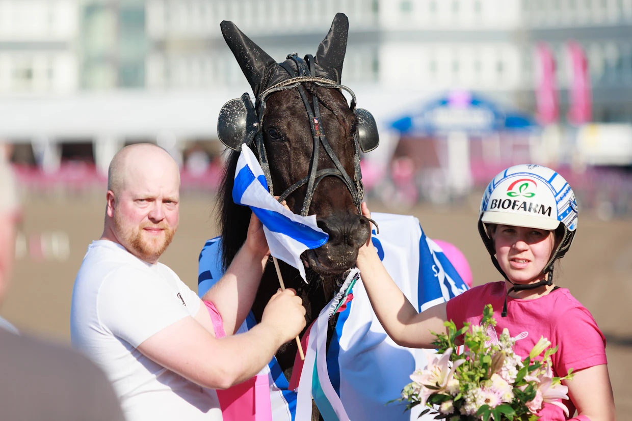 Miika ja Anna-Kaisa Tenhunen saivat juhlia viime vuonna T75-finaalivoittoa Elitlopppet-lauantaina Need’Emin kanssa.