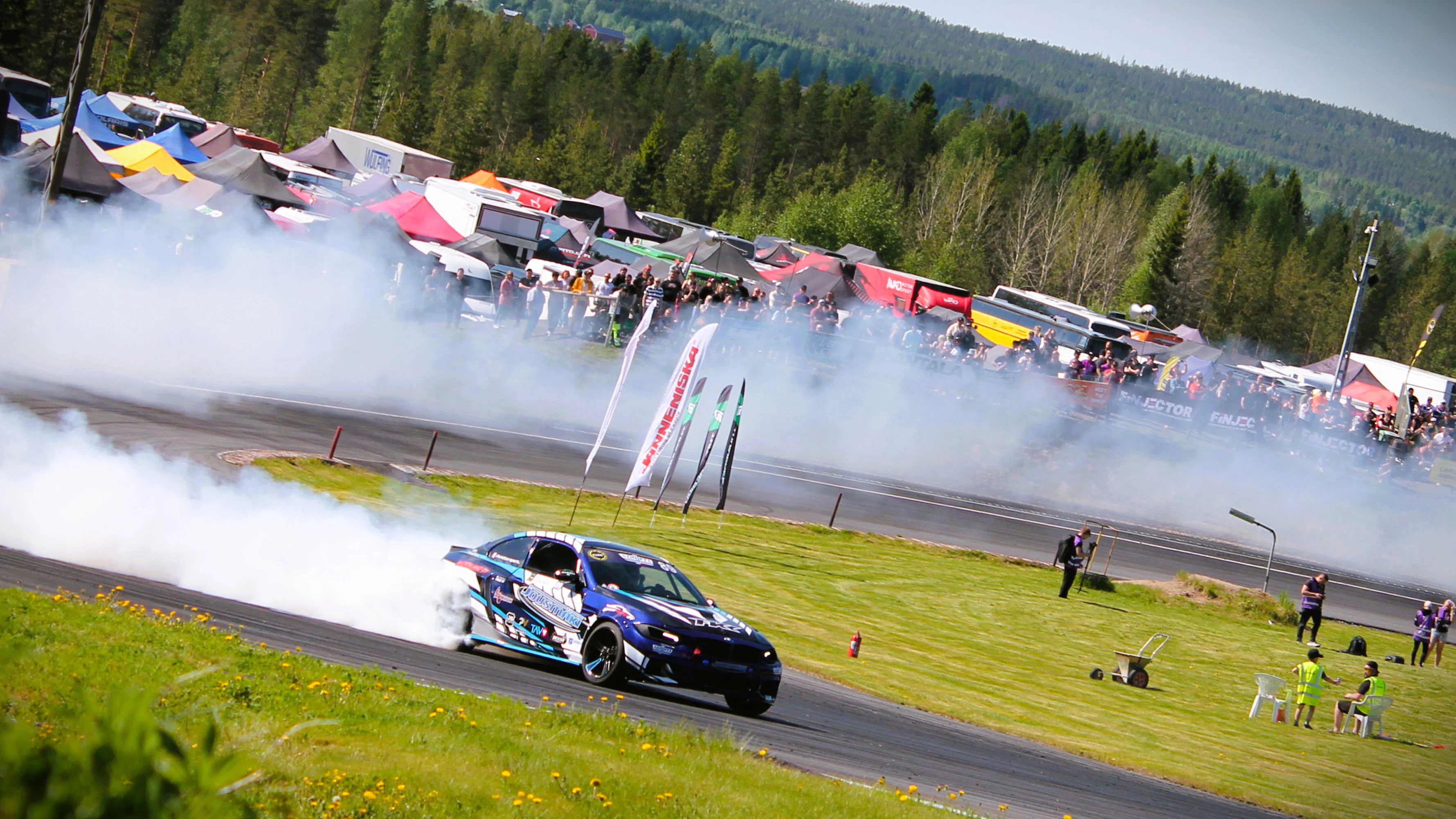 Driftingissä Feeti Koskista viehättää lajin uutuus sekä yhdessä tekemisen meininki. Uusi harrastus antaa sopivasti vastapainoa lapsiperhearjelle ja työlle.