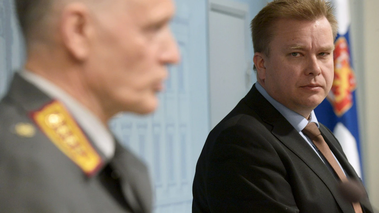 Puolustusvoimain komentaja Timo Kivinen (vas.) kommentoi lisäpanostuksia yhdessä puolustusministeri Antti Kaikkosen kanssa pidetyssä infossa. LEHTIKUVA / Mikko Stig.