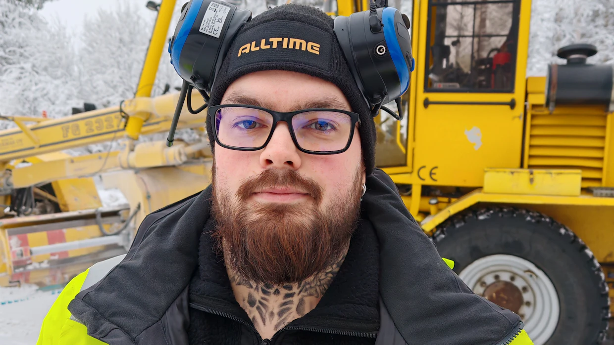 Kuljettaja Olli-Pekka Hietanen pyytää tienkäyttäjiä pitämään turvaetäisyyttä runsaasti tilaa tarvitsevaan tiehöylään.