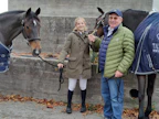 Timo Talvio tyttärensä, kilparatsastaja Eveliina Talvion kanssa Helsinki Horse Show´ssa viime syksynä. Eveliina Talvio menestyi kilpailuissa hevosillaan Glamour ja New Yorker T, joista viimeksi mainittu, perheen oma kasvatti palkittiin kilpailun parhaana FWB-hevosena.