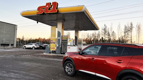 Suomessa polttonesteiden hinnat on ovat nousseet rajummin kuin monissa muissa EU-maissa.