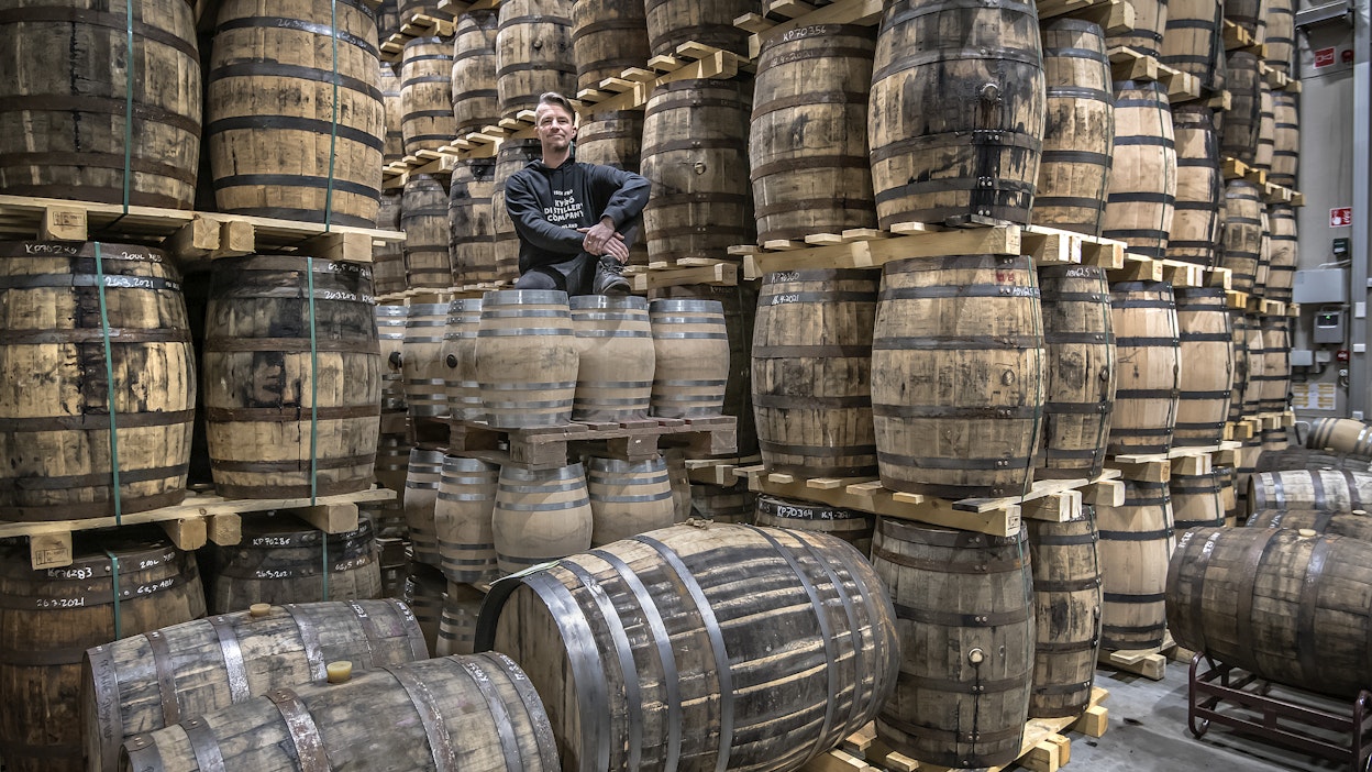 Kyrö Distillery Companyn mahdollisten uusien vientimaiden parissa työskentelevä Miko Heinilä on yhtiön perustajajäsen. Tilava tynnyrivarasto valmistui vuonna 2018.