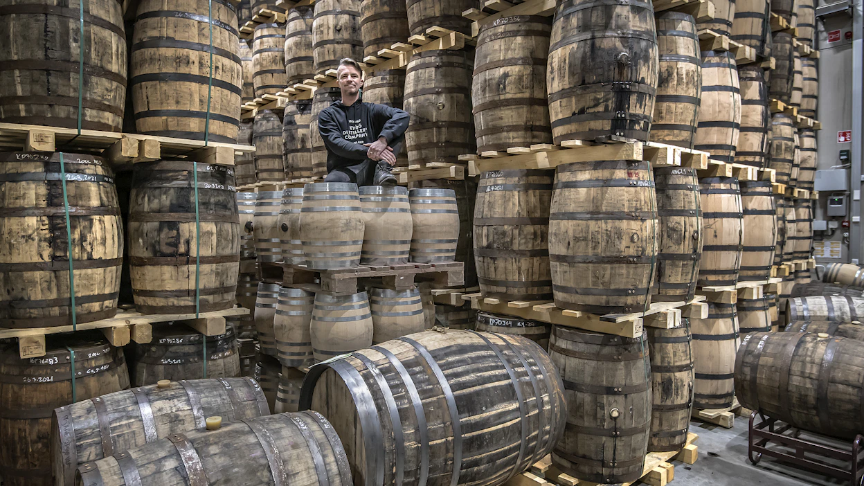 Kyrö Distillery Companyn mahdollisten uusien vientimaiden parissa työskentelevä Miko Heinilä on yhtiön perustajajäsen. Tilava tynnyrivarasto valmistui vuonna 2018.