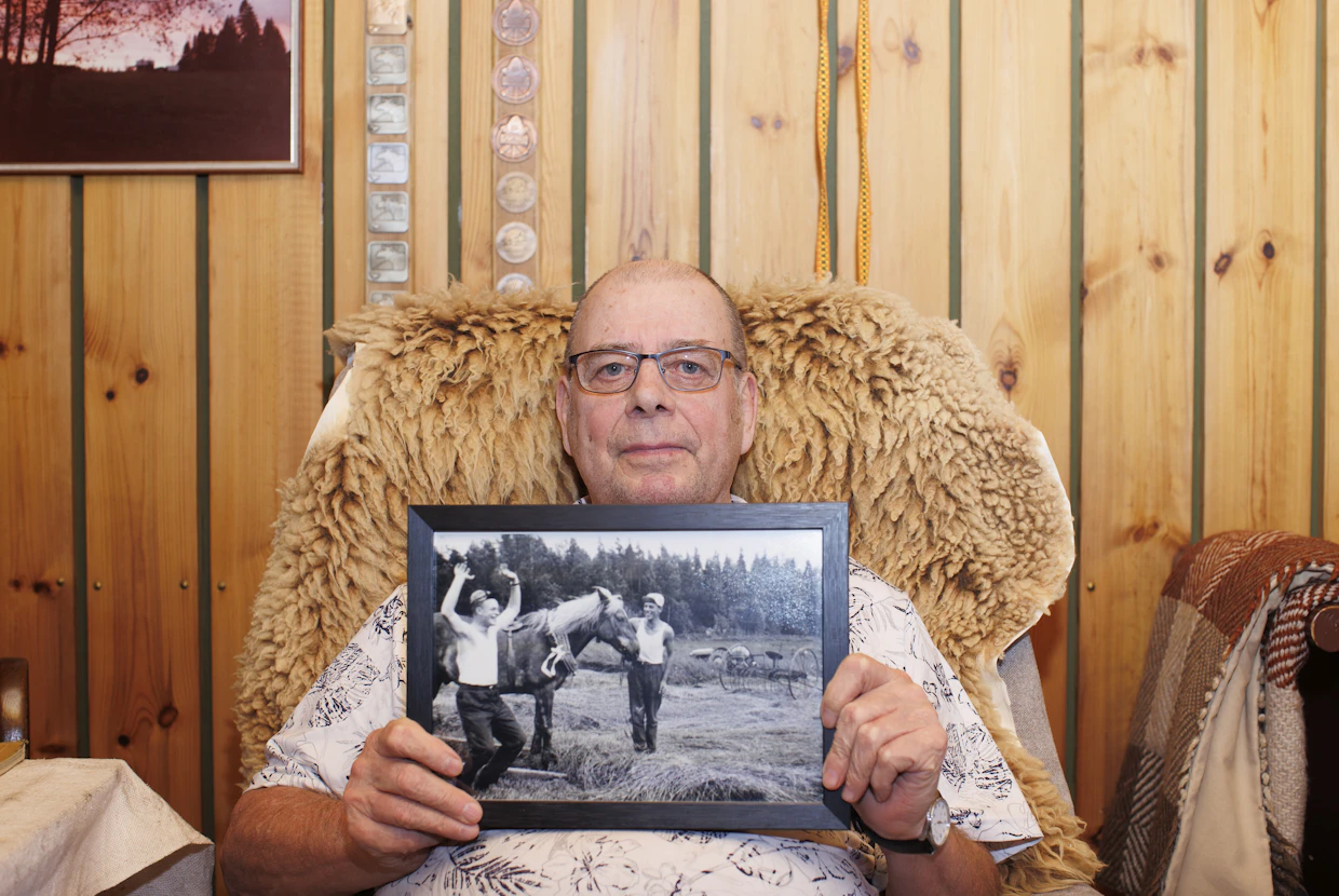 Raimo Salonen parantelee nyt jalkaansa kotonaan Joutsassa Väihkölän kylällä. Pitkän linjan maanviljelijä esitteli 1960-luvulla otettu kuvaa, jossa hän on serkkuineen heinätöissä tilan pellolla.