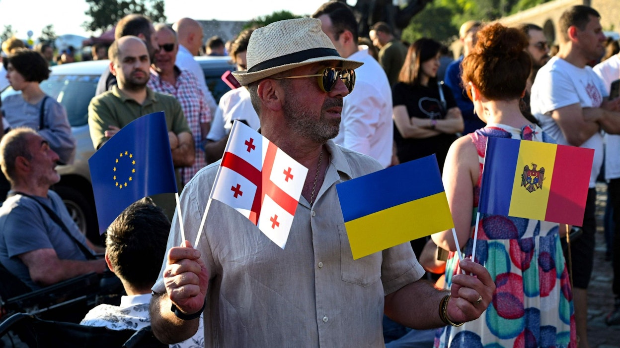 Politico-verkkolehti kertoi jo maanantaina virkamieslähteisiinsä nojaten, että komissio suosittelee Ukrainalle virallista EU:n jäsenehdokkaan asemaa.