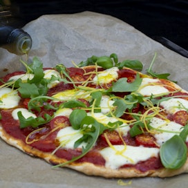 Moni suomalainen matkustaa Italiaan ruokakulttuurin perässä. Italialaisen pizzan salaisuus on tuoreessa tomaattikastikkeessa, ohuessa pohjassa ja maltillisessa määrässä täytteitä.