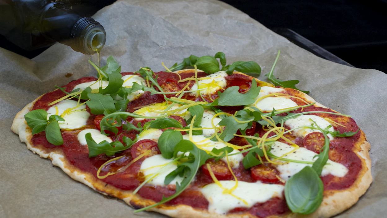 Moni suomalainen matkustaa Italiaan ruokakulttuurin perässä. Italialaisen pizzan salaisuus on tuoreessa tomaattikastikkeessa, ohuessa pohjassa ja maltillisessa määrässä täytteitä.