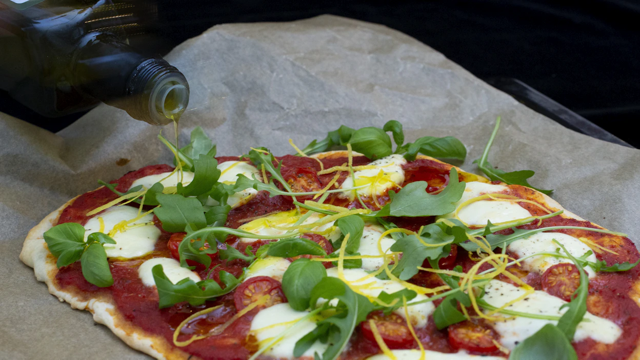 Pinsoissa hyödynnetään pizzoista poiketen enemmän myös tuoreita kypsentämättömiä täytteitä, ja niitä voi käyttää niin suolaisiin kuin makeisiin ruokiin, kertoo S-ryhmään kuuluva HOK-Elanto tiedotteessaan. Kuvassa on tavallinen pizza. Kuvituskuva.