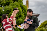 Japanilaisperhe leikki Sensoji-temppelin edustalla Tokiossa huhtikuun lopulla. Japanin hallitus rohkaisee Tokiossa asuvia ja siellä työssä käyviä muuttamaan harvemmin asutuille alueille noin 4  000–7  500 euron kannustimella. LEHTIKUVA/AFP. 