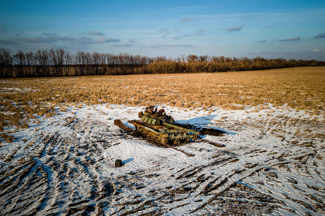 Tuhoutunut venäläistankki Harkovan alueella Ukainassa. LEHTIKUVA/AFP.