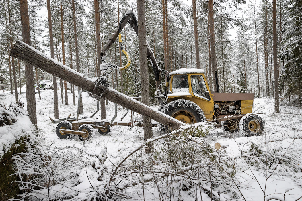 1970-luvulla hankittu Valmet 702 S on kuvassa päässyt metsätöihin tukkikärryn kanssa.