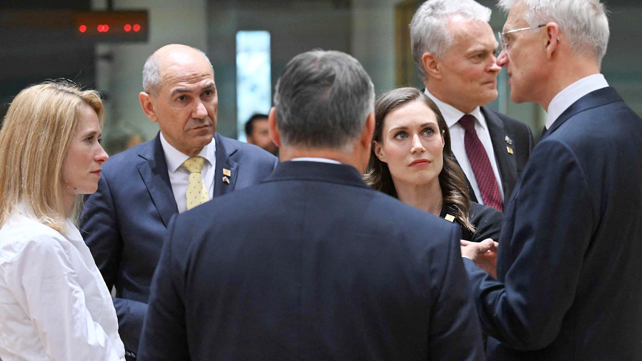 Pääministeri Sanna Marin keskusteli maanantaina muiden EU-johtajien kanssa Venäjän vastaisista pakotteista Brysselin huippukokouksessa.