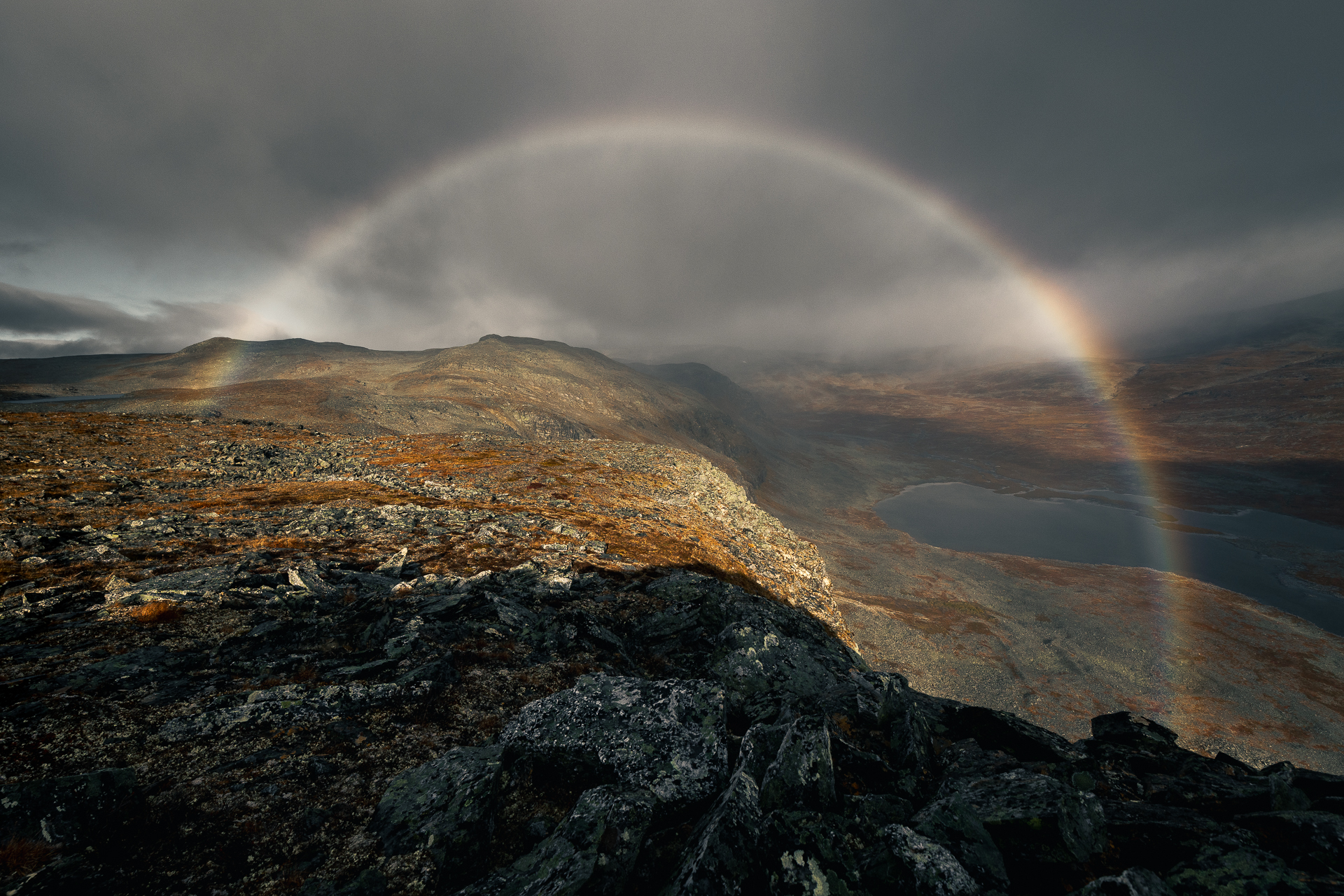 ”Tällaisen pysäyttävän tilanteen kokeminen ja sen täydellisesti onnistunut tallentaminen on luonnonvalokuvauksen syvintä ydintä”, tuomaristo hehkuttaa Jetro Luhtaan voittajakuvaa ”Portti tunturiin”.