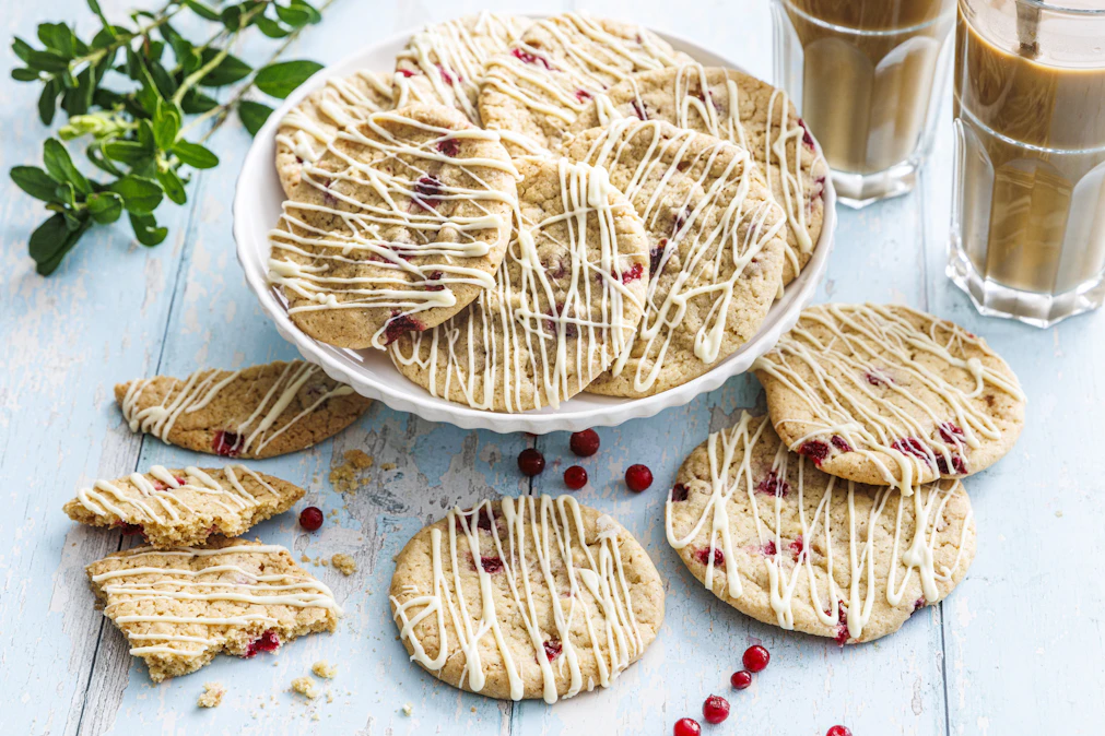 Puolukkaiset cookiet on helppo valmistaa, ja ne viimeistellään valkosuklaalla. Keksit säilyvät viileässä noin viikon.