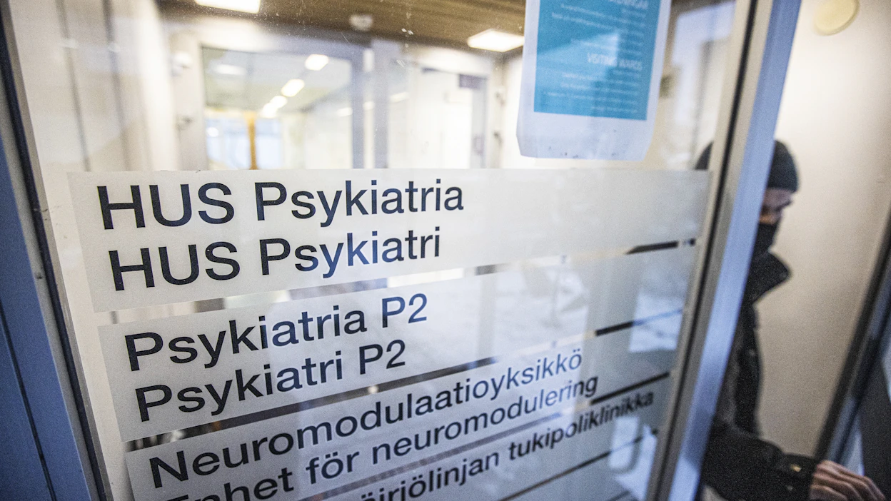Iso osa psykiatrisista sairaaloista lopetetaan Kansallisen mielenterveyssuunnitelman mukaisesti. Kun osastoja siirretään yleissairaaloihin, potilaat saavat helpommin hoitoa fyysisiin sairauksiinsa, mutta vaikeahoitoisten potilaiden itsenäiselle ulkoilulle ei välttämättä ole mahdollisuutta.