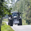 Tiellä vertailun traktoreista paras ajettava oli Valtra. Ajoasento ja -mukavuus ovat kohdallaan ja traktori kulkee erittäin tarkasta kuljettajan haluamaan suuntaan. Vaihteiston rakenteesta johtuen alueen vaihtamista kannattaa mielummin ennakoida kuin jättää automatiikan haltuun jyrkempiä nousuja lähestyessä.