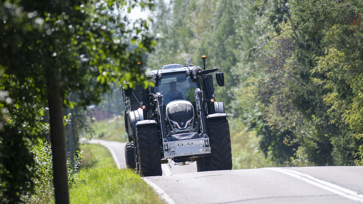 Tiellä vertailun traktoreista paras ajettava oli Valtra. Ajoasento ja -mukavuus ovat kohdallaan ja traktori kulkee erittäin tarkasta kuljettajan haluamaan suuntaan. Vaihteiston rakenteesta johtuen alueen vaihtamista kannattaa mielummin ennakoida kuin jättää automatiikan haltuun jyrkempiä nousuja lähestyessä.