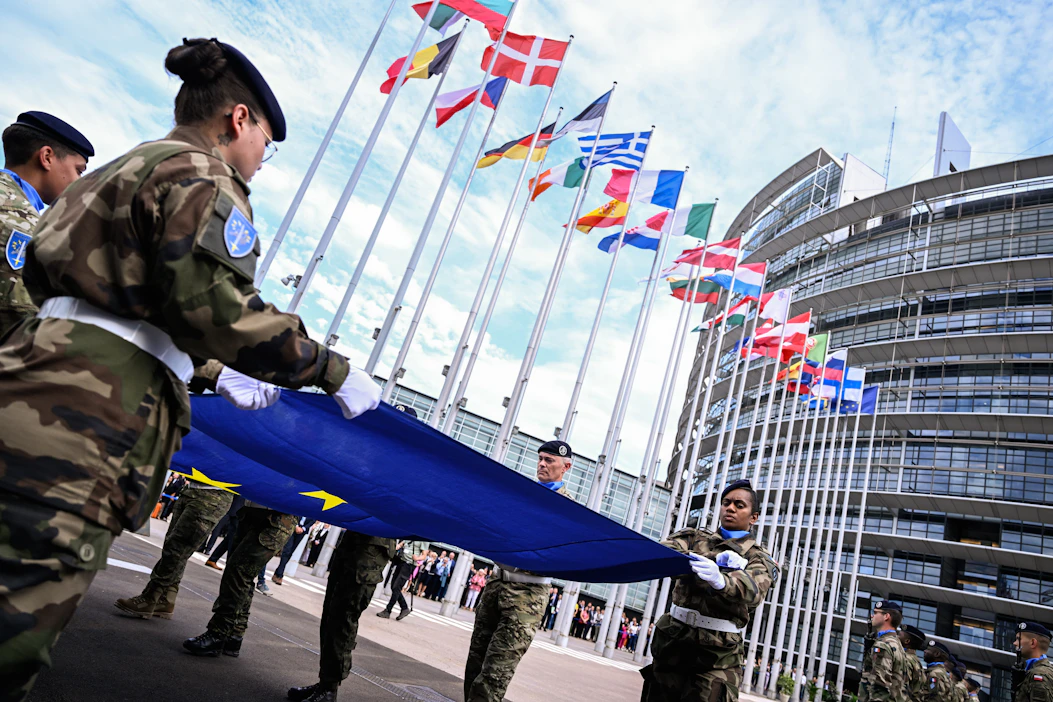 Sotilaat nostivat Euroopan Unionin lippua vuoden 2024 seremoniassa Euroopan parlamentin edessä Strasbourgissa.