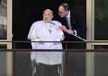 Pyörätuolissa istunut paavi Franciscus kiitti ennen lähtöään kaikkia terveydestään huolehtineita Gemellin sairaalan parvekkeelta Roomassa. LEHTIKUVA / AFP. 