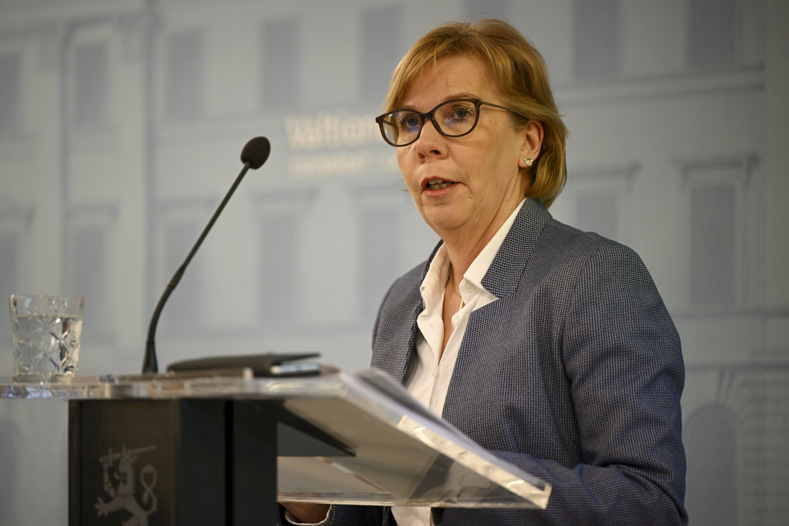 Opetusministeri Anna-Maja Henriksson (r.) sanoo tiedotustilaisuudessa, että oppimistulosten kehitys on käännettävä ja Pisa-tuloksiin suhtauduttava vakavuudella. LEHTIKUVA / Antti Aimo-Koivisto. 