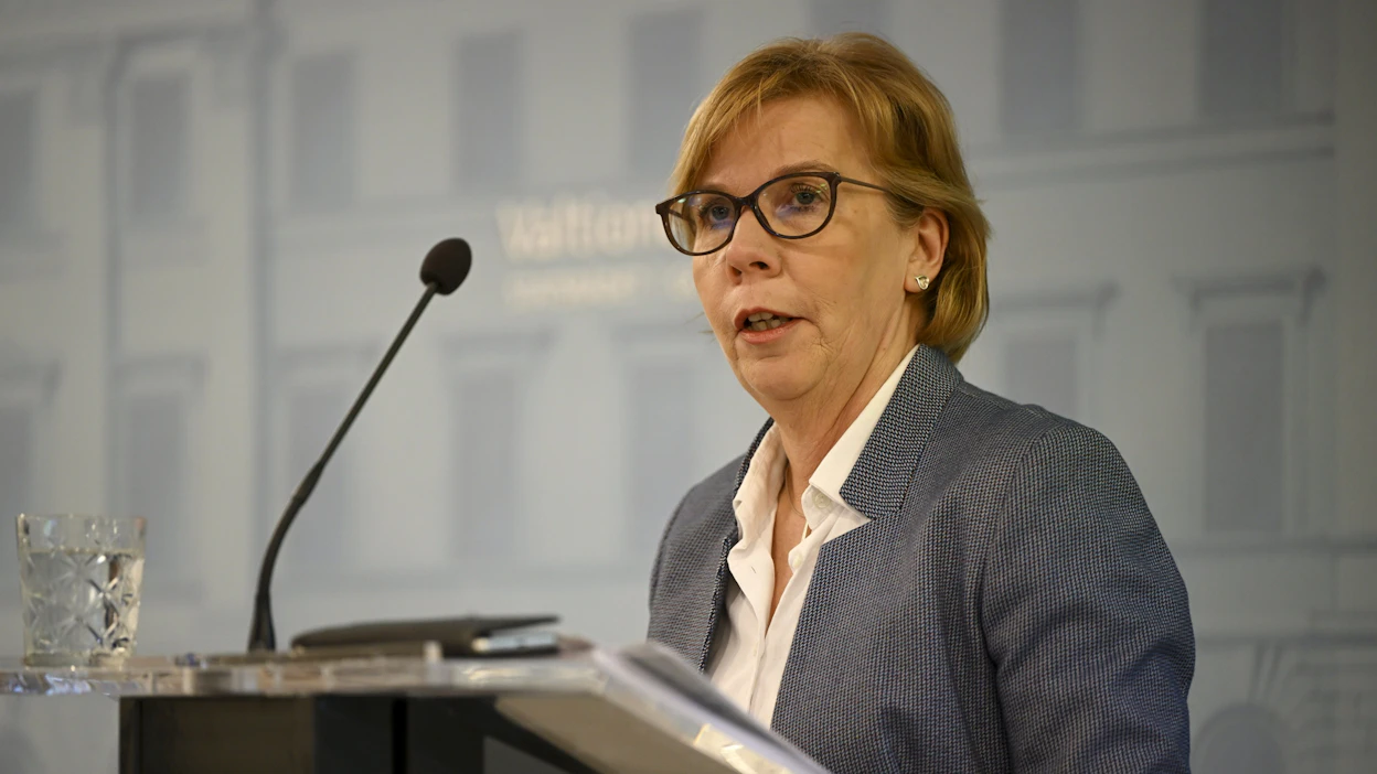 Opetusministeri Anna-Maja Henriksson (r.) sanoo tiedotustilaisuudessa, että oppimistulosten kehitys on käännettävä ja Pisa-tuloksiin suhtauduttava vakavuudella. LEHTIKUVA / Antti Aimo-Koivisto.