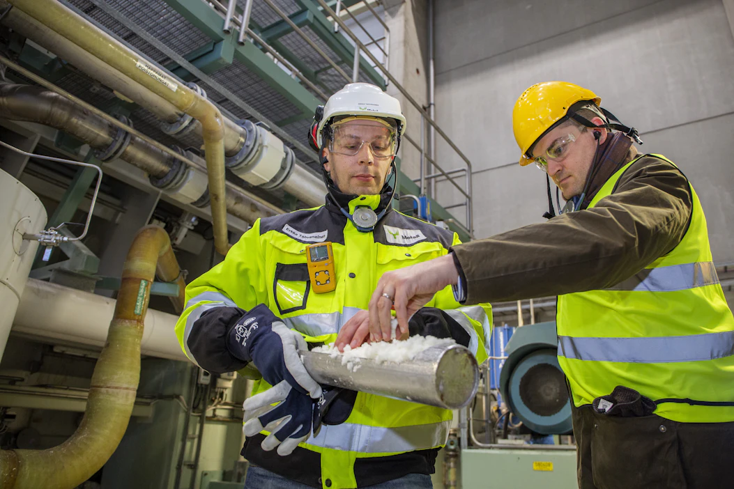 Metsä Fibren Joutsenon sellutehtaan käyttöpäällikkö Erkka Tahvanainen (vas.) esitteli valkaistua sellua kuitulinjalla vuonna 2019.