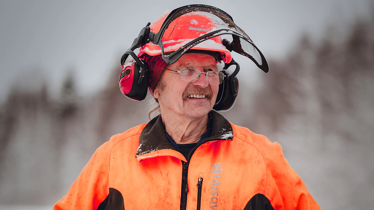 Heikuran taloudessa Kuhmon Härmänkylällä eletään hyvin omavaraisesti. Konehallin katolle asennettu aurinkopaneelijärjestelmä tuottaa sähköä parhaimmillaan myyntiin asti.