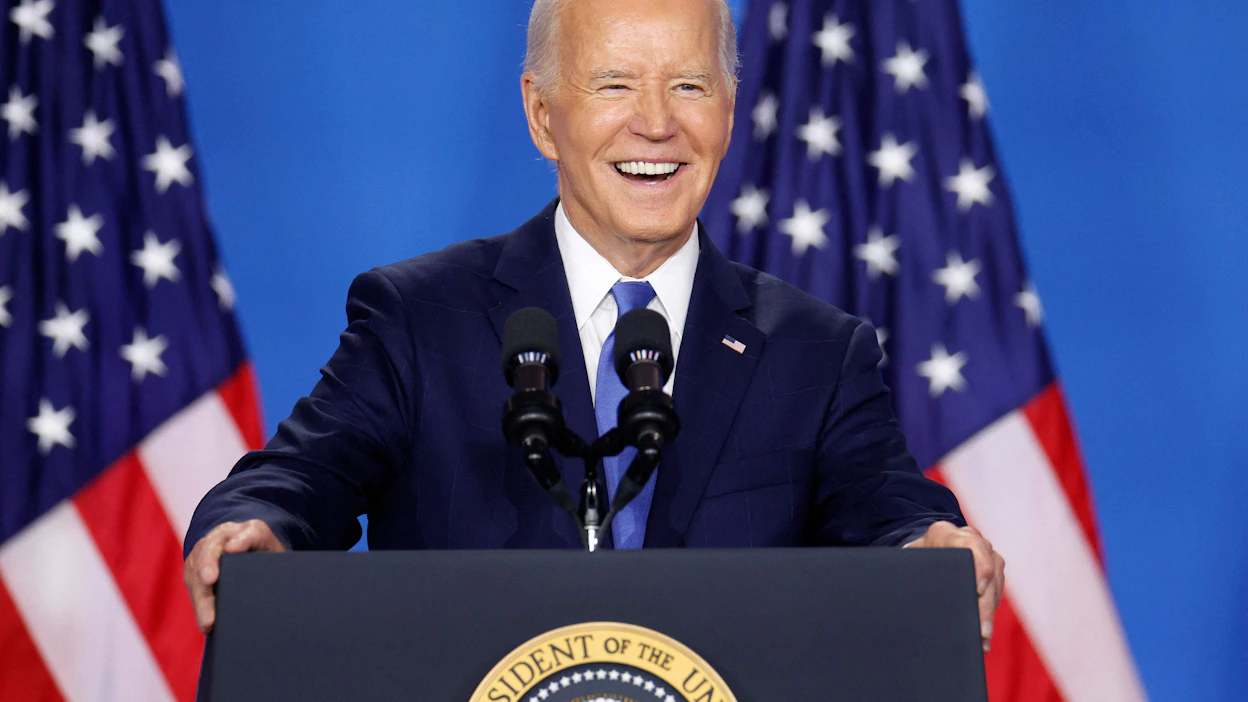 Noin tunnin kestäneen lehdistötilaisuuden ajan presidentti Joe Biden puhui pääasiassa sujuvasti, mutta takelteli muutamaan otteeseen muun muassa sekoittamalla kertaalleen Aasian ja Euroopan sekä puhumalla Trumpista varapresidenttinä tarkoittaessaan Kamala Harrisia. LEHTIKUVA/AFP.