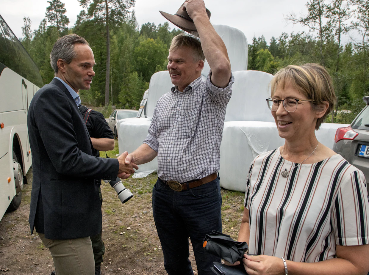 Mikko Leikolan karjatilalla on tehty luonnonhoitoa laiduntamalla karjaa ja pyytämällä pienpetoja. Helmi-ohjelman puitteissa tehtävät luonnonhoitotoimet ovat olleet maanomistajien keskuudessa suosittuja, mutta ennallistamistavoitteet pakottavat keksimään muitakin tapoja suojeluun.