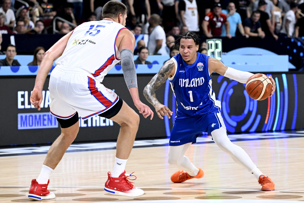 Miro Little pelasi EM-turnauksen ja todennäköisesti maajoukkueuransa parhaan ottelun. Kuvassa myös Serbian Nikola Jokic. LEHTIKUVA / HEIKKI SAUKKOMAA.