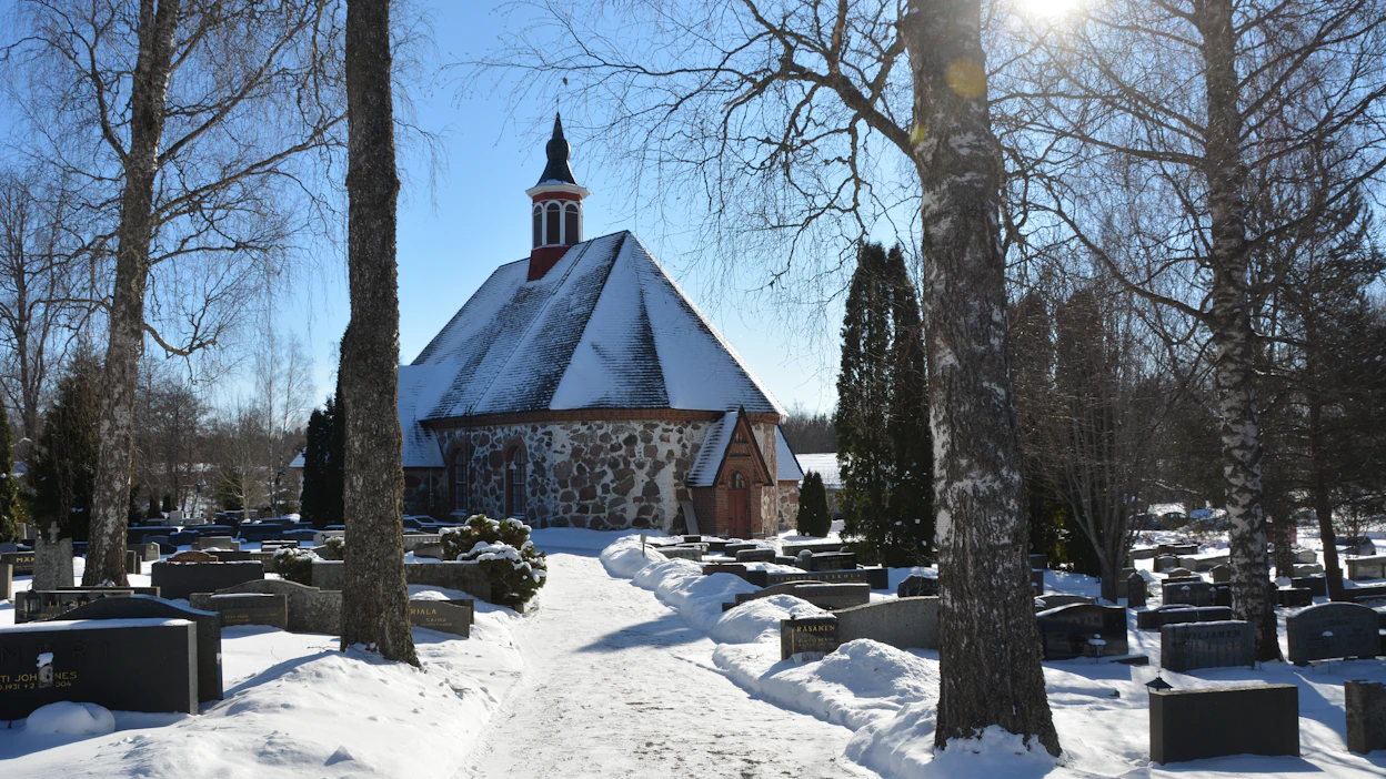 Kirkon pitää Aleksi Stenbergin mielstä mennä sinne missä on avuntarvitsijoita, panostaa tavoittaviin työmuotoihin ja huolehtia yhteiskunnan väliinputoajista.