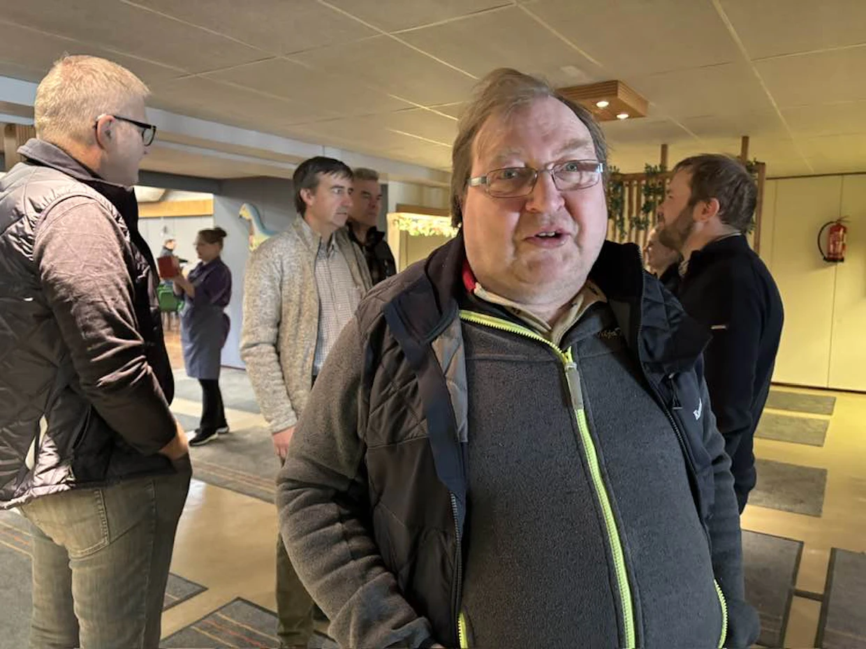 Kokoukseen saapunut Timo Laaksonen on huolissaan siitä, ettei kasvinviljelytiloille meinaa löytyä jatkajia ja ensimmäistä kertaa peltokaan ei meinaa käydä kaupaksi.