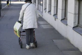 Kyselyyn vastanneille jäi pakollisten menojen jälkeen eläkkeestä käteen keskimäärin noin 500 euroa kuukaudessa. LEHTIKUVA / Markku Ulander.
