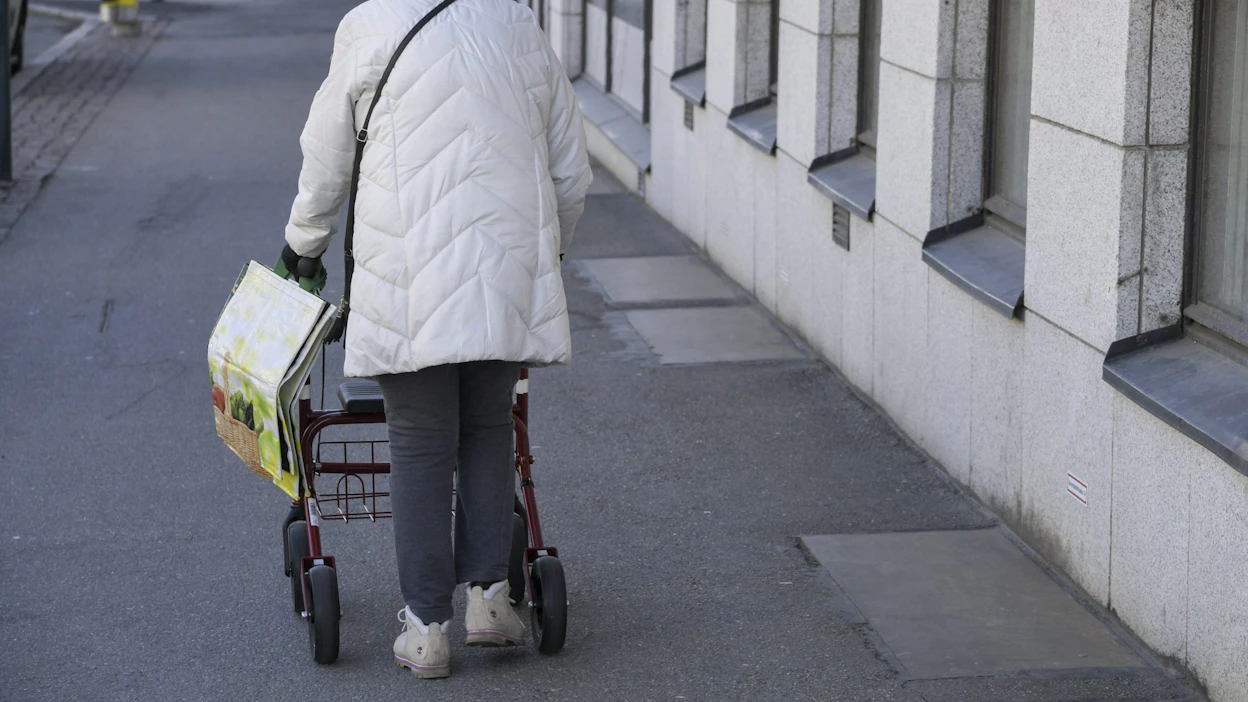 Kyselyyn vastanneille jäi pakollisten menojen jälkeen eläkkeestä käteen keskimäärin noin 500 euroa kuukaudessa. LEHTIKUVA / Markku Ulander.