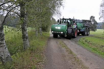 Etusäiliö tuo lisää kapasiteettia, mutta myös hankaloittaa ja helpottaa hieman liikkumista. Etenkin pitää olla tarkkana tultaessa isommalle tielle, kun säiliö on pitkällä edessä. Pyöreä säiliö ei juurikaan rajoita kuljettajan näkökenttää. Etusäiliössä on kamerat kulmassa, jolloin yhdistelmällä on turvallisempi tulla tien risteykseen. 