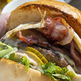 Pekonilla terästetty hampurilainen on Provinssin tulilinjalla. Mitä enemmän myy lihaa, sitä enemmän se maksaa ravintolayrittäjälle ensi kesänä Provinssissa.
