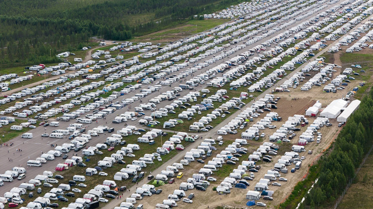 Ilmakuva Pudasjärven suviseurakentästä. Nainen kuoli eilen, kun hän jäi alueella riehuneen myrskyn katkaiseman maston alle.