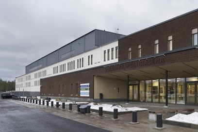 Esimerkiksi Oulussa poliisi on jo aiemmin toiminut samoissa tiloissa muiden viranomaisten kanssa. Nykyään Oulun pääpoliisiaseman kanssa samalla tontilla sijaitsee vankila. 