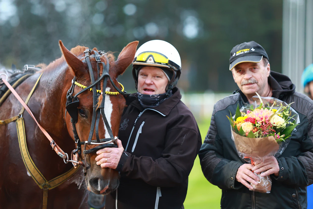 Neiti Sävel, Markku Kinnunen ja Seppo Hietala onniteltavina Mikkelissä SE-juoksun jälkeen.