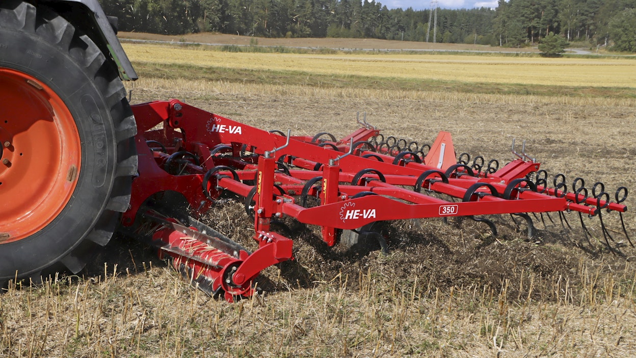 Nostolaitekiinnitteinen HE-VA Penta-Tiller -äes on tarkoitettu sänkipeltojen muokkaukseen ja mekaaniseen rikkakasvien torjuntaan. Koneen korkea runko ja harva piikkiväli läpäisevät hyvin runsasta kasvimassaa. Piikit ovat jäykemmät kuin perinteisessä S-piikkiäkeessä, mutta eivät kuitenkaan kultivaattoriluokkaa. Lisävarusteena toimitettava Top-Cutter veitsijyrä katkoo öljykasvien korret ja jonkin verran myös viljan olkea.