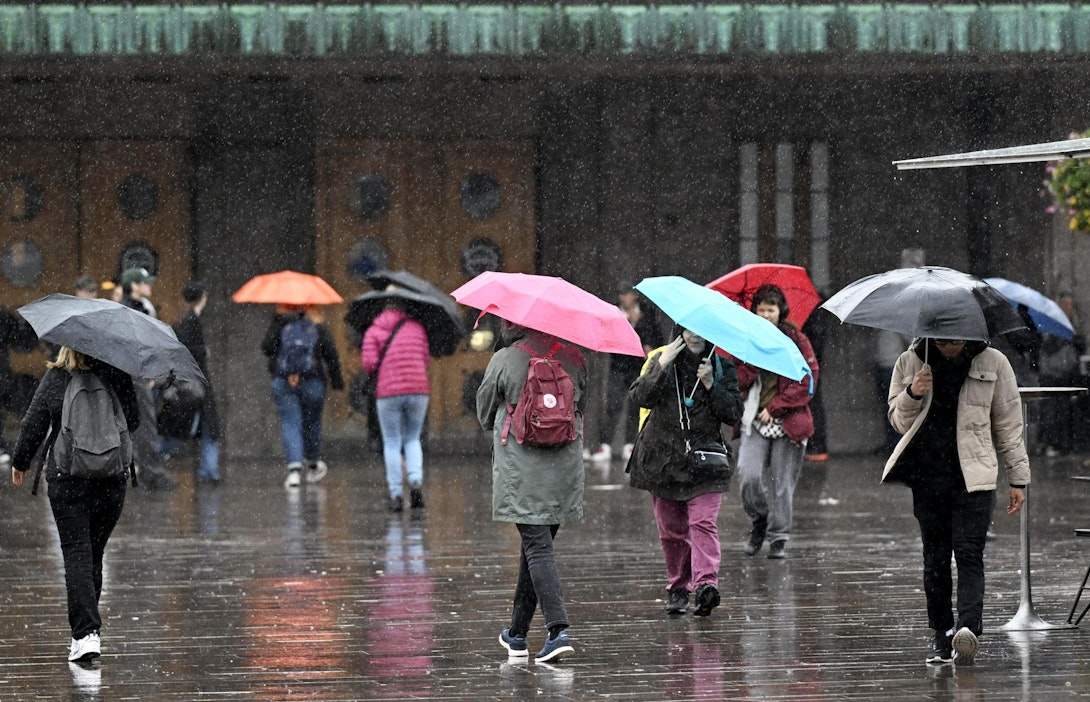 Sade saattaa hetkeksi vaihtua vedestä lumeksi maan eteläosassakin. LEHTIKUVA / Vesa Moilanen.
