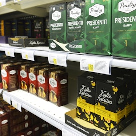 Kovasta hinnankorotuksesta huolimatta suomalaiset eivät ole juurikaan tinkineet kahvin juomisesta. Monissa muissa tuoteryhmissä myyntimäärät ovat laskeneet reilusti.