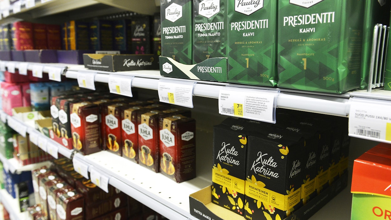 Kovasta hinnankorotuksesta huolimatta suomalaiset eivät ole juurikaan tinkineet kahvin juomisesta. Monissa muissa tuoteryhmissä myyntimäärät ovat laskeneet reilusti.