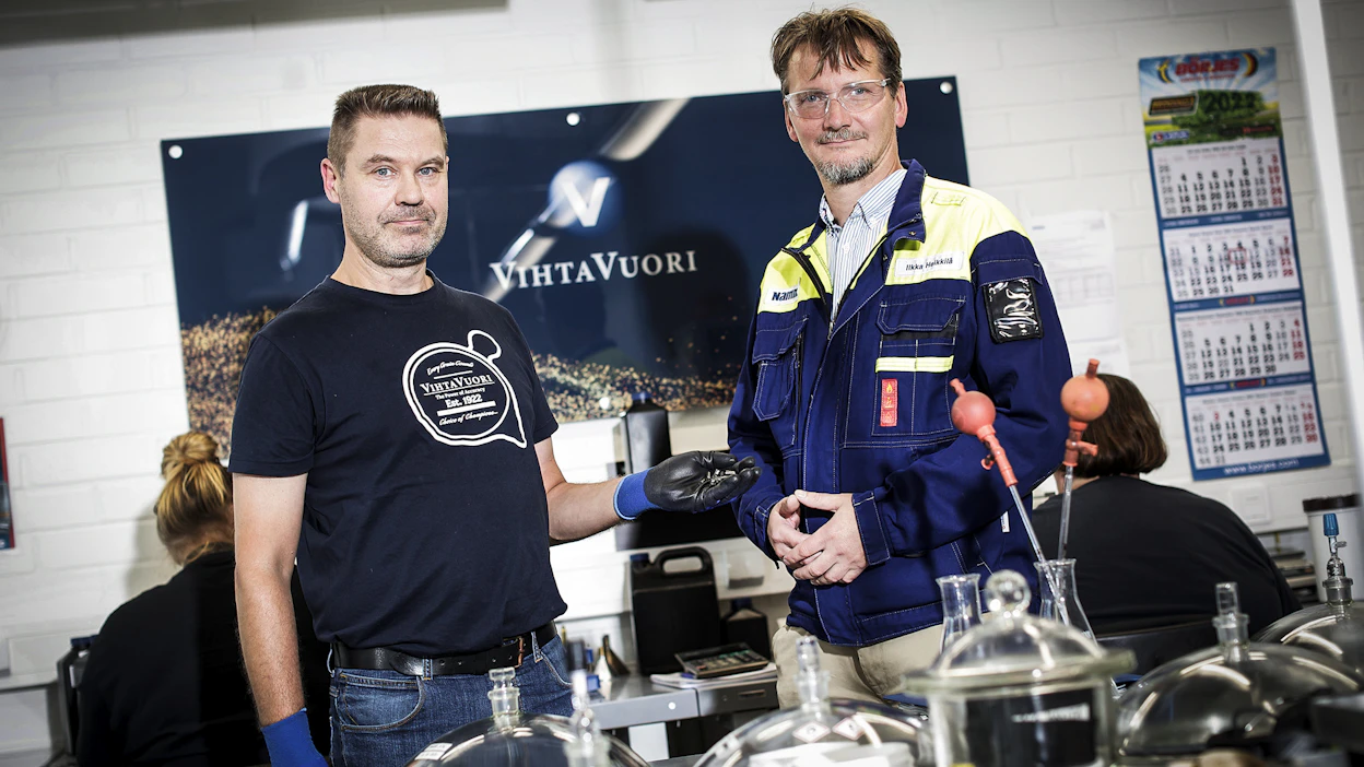 Ruudin korkea laatu vaatii tiukan laadunvalvonnan. Koe-erien lataamossa koeammunnan vetäjä Samppa Virtanen (vas.) ja Nammo Vihtavuori Oy:n toimitusjohtaja Ilkka Heikkilä.