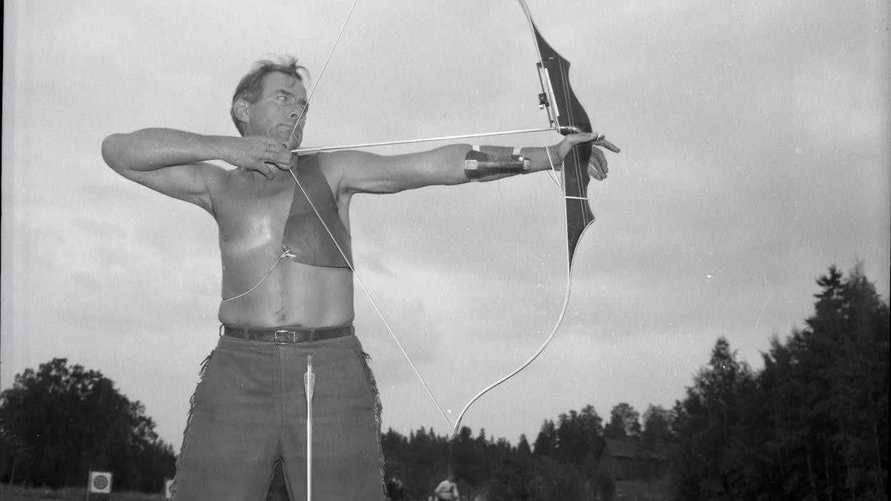 Kovana urheilijana tunnettu Tapio Rautavaara lauloi ensimmäiset keikkansa urheiluseurojen tilaisuuksissa.