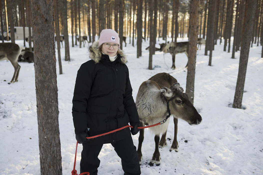 Anne Kynkäänniemi nauttii porokilpailujen yhteisöllisyydestä. Kuusihenkisen perheen kaikki jäsenet ovat mukana, ja kilpailuista on saanut uusia ystäviä ympäri Pohjois-Suomen.