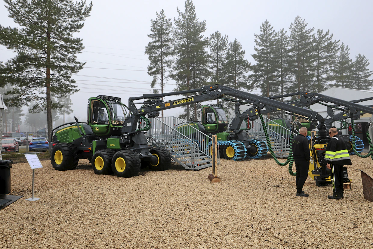 Pienimmät harvesterit 1070 ja 1170 ovat vielä G-sarjaa, kuten myös vielä keskikokoiset kuormatraktoritkin. 1070G on suunniteltu ketteräksi harvennusharvesteriksi.