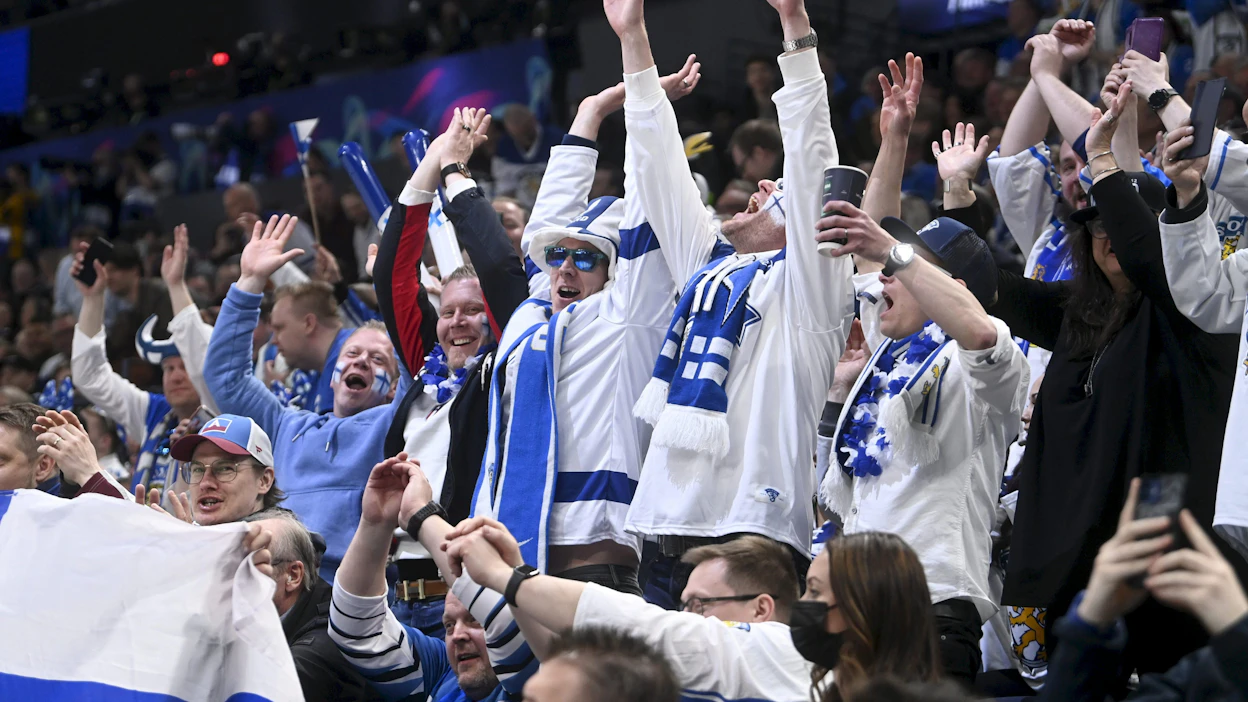 Jääkiekkokannattajia Tampereella. Suomen peleissä halliin mahtuu 11 700 katsojaa. Jos samana iltana on kaksi peliä, halli tyhjennetään niiden välillä.