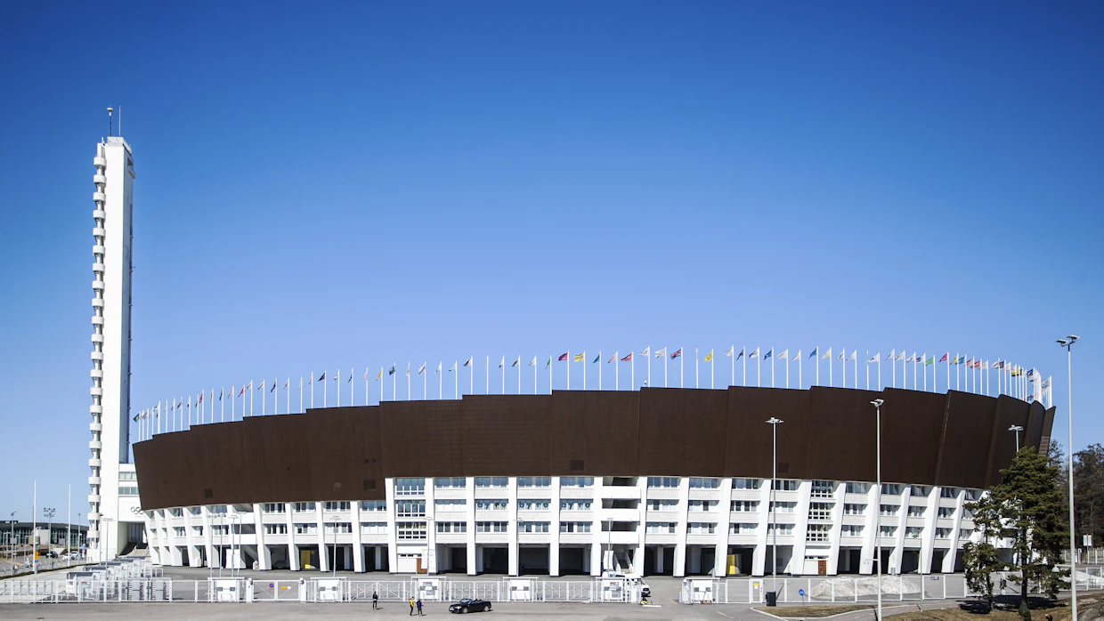 Suomen jalkapallomaajoukkue pelaa omat ottelunsa pääsääntöisesti Helsingin Olympiastadionilla. Se olisi myös todennäköisesti ainoa paikka, jossa Suomessa voitaisiin pelata jalkapallon arvoturnausotteluita.